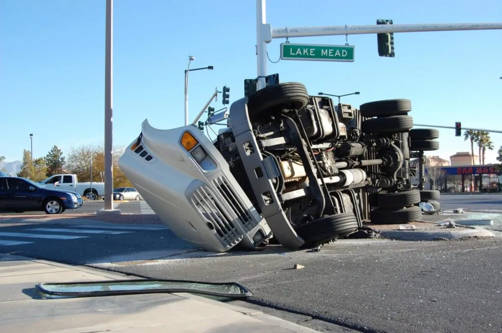 Camioneta volcada tras accidente