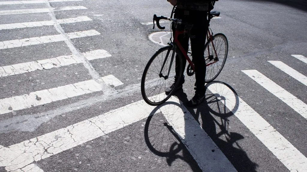 ciclista en paso de peatones