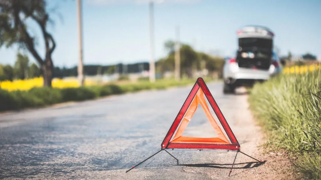 señal de peligro al lado de la carretera