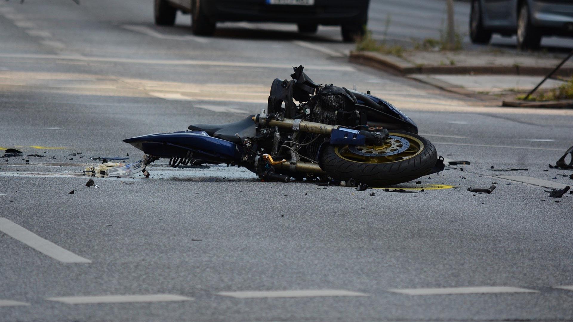 moto destrozada en carretera