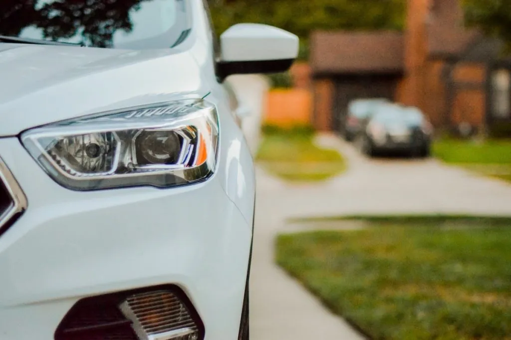 Coche blanco para Abogados de Reclamos Progresivos de Seguros de Automóviles