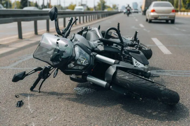 ¿Cuáles son las causas comunes de los accidentes de motocicleta?