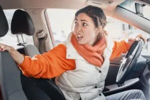 ¿Cómo puede evitar los accidentes de marcha atrás?