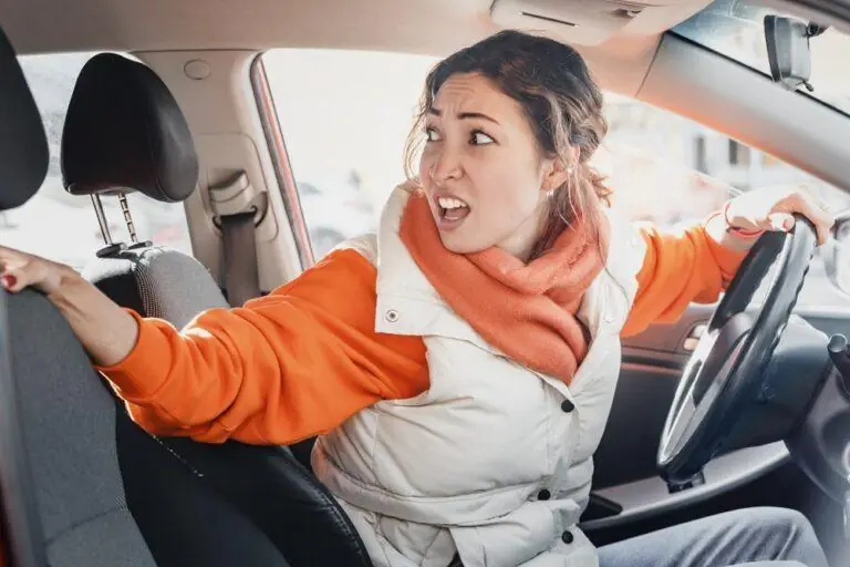 ¿Cómo puede evitar los accidentes de marcha atrás?